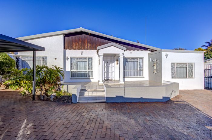 For Sale: House in Hurlyvale with pool, jacuzzi, and expansive entertainment area.