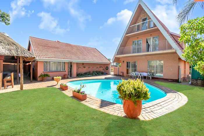 Helderkruin House For Sale: 6 Bedrooms, flatlet, pool, spacious garden, ample parking.