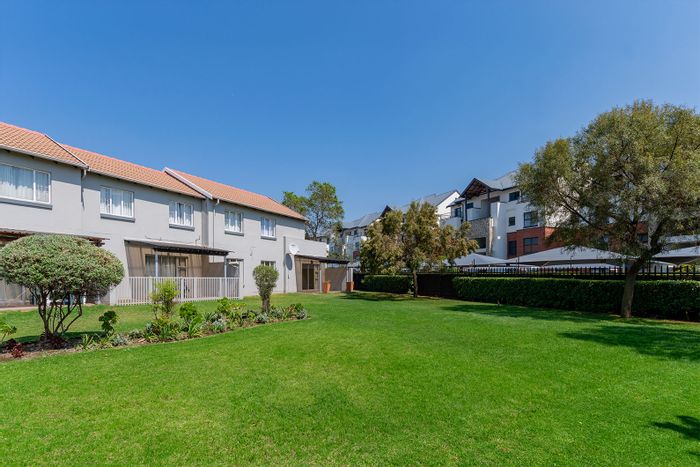 For Sale: Townhouse in Greenstone Hill with pool access, prepaid utilities, and 3 bedrooms.