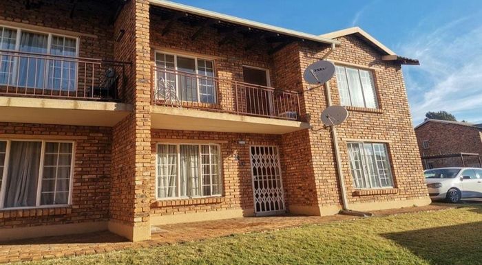 Chloorkop Apartment For Sale: 2 Bedrooms, secure parking, near amenities and transport.
