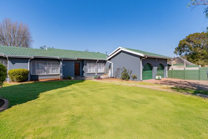 For Sale: House in Sunward Park with pool, gazebo, and modern amenities.