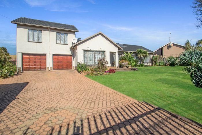 For Sale: Spacious Helderkruin house with pool, lapa, and solar system.