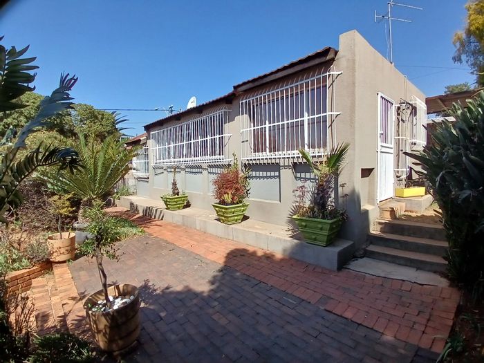 Kensington House For Sale: 5 beds, pool, granny flat, ample parking.