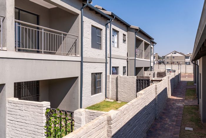 Brentwood Park Apartment For Sale: 2 Bedrooms, balcony, secure parking, close to amenities.