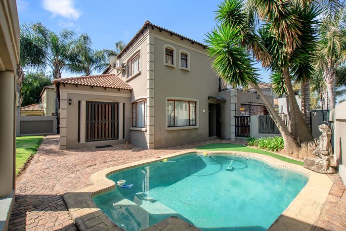 For Sale: House in Selcourt with pool, garage for 4, and open-plan living.