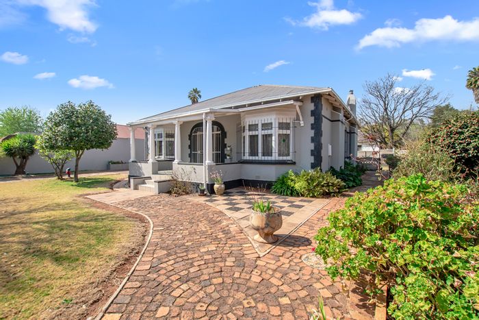 For Sale: House in Brakpan Central with flat, gardens, and ample parking.