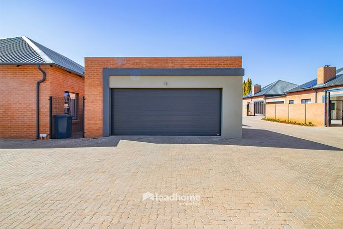 Annlin Townhouse For Sale: 2 beds, 2 baths, garden, double garage, secure estate.