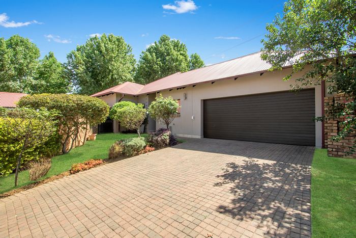 Cluster To Rent in Maroeladal: 3 beds, 2 baths, secure estate, clubhouse access.