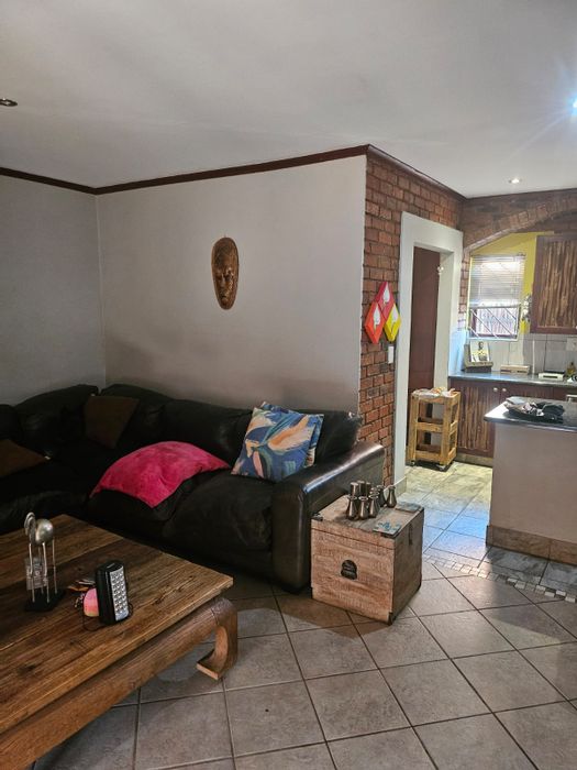Glen Marais Townhouse To Rent: 2 beds, pet-friendly, secure complex, private garden.