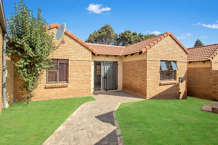 For Sale: Townhouse in Halfway Gardens with private gardens and double garages.
