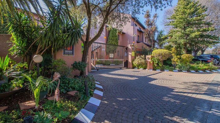 Buurendal Townhouse For Sale: 2 Bedrooms, secure area, 113sqm living space.