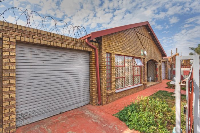 For Sale: House in Lenasia with 3 bedrooms, spacious lounge, and security features.