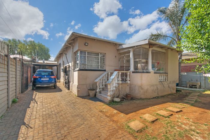For Sale: 9-Bedroom House in Malvern with Established Tenants and Parking.
