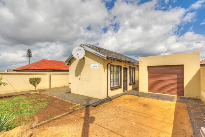 3-Bedroom House in Protea Glen For Sale with Spacious Garden and Backroom.
