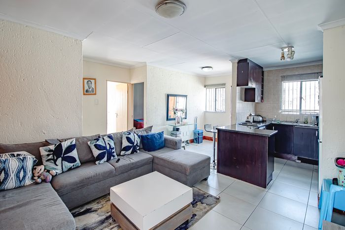 2 Bedroom Apartment for Sale in Theresapark with Garage and Security.