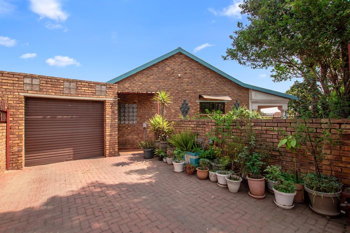 Delmore Park House For Sale: 4 Bedrooms, Flatlet, Double Garage, Ample Parking.