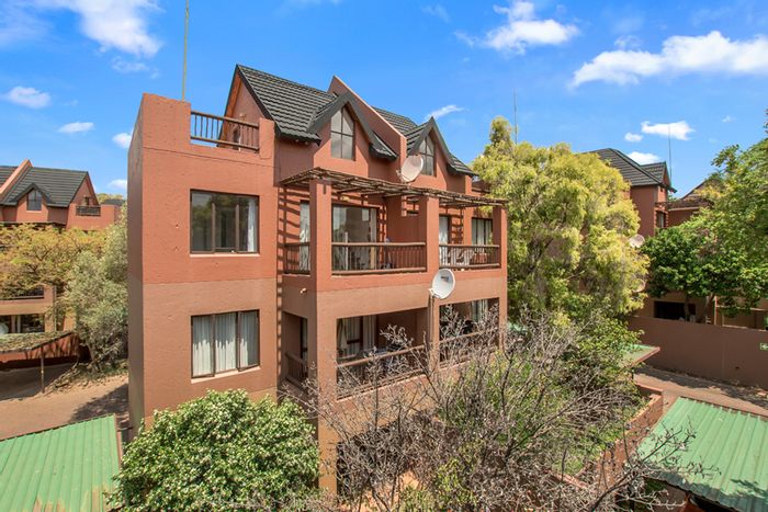 For Sale: Apartment in Magaliessig with pool, clubhouse, and versatile loft space.