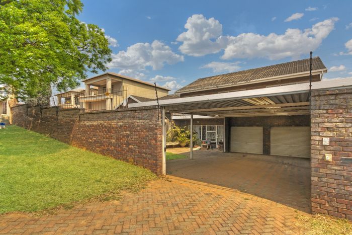 Ridgeway House For Sale: 5 bedrooms, pool, double garage, security features.