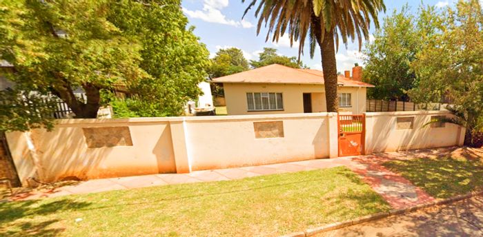 For Sale: House in Westonaria Rural with flatlet, parking for 8 cars.