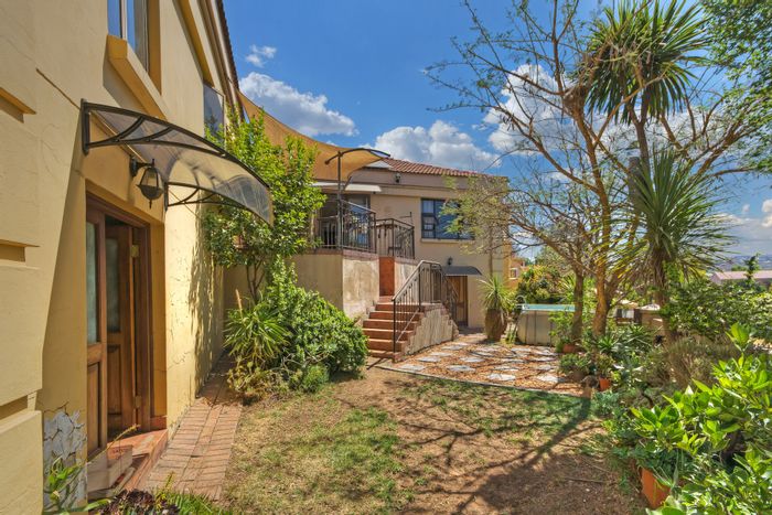 For Sale: House in Mondeor with open plan living, views, and ample storage.