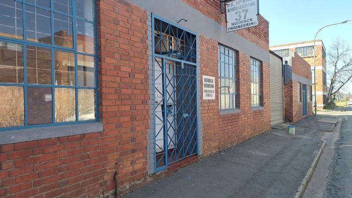 Booysens House For Sale: Dual workshops, flexible space, close to transport links.