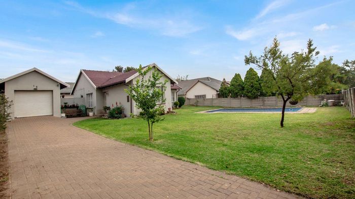 Brackendowns House For Sale: 3 Bedrooms, Pool, Garage, Spacious Garden, Secure Living.