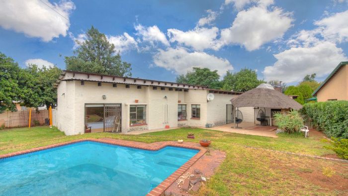 Brackendowns House For Sale: 4 beds, pool, lapa, double garage, renovation potential.