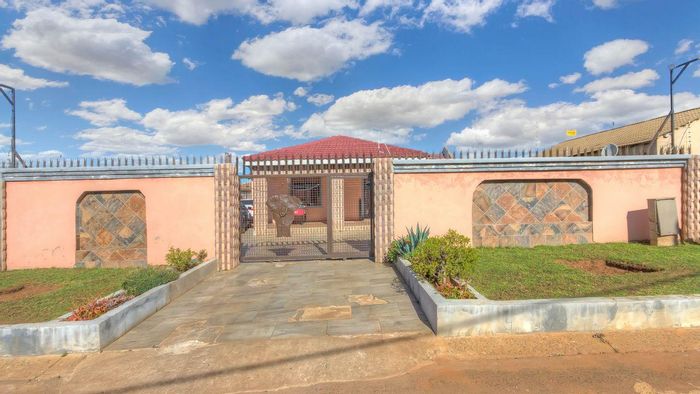 Ennerdale House For Sale: 3 Bedrooms, Pool, Lapa, Staff Accommodation.