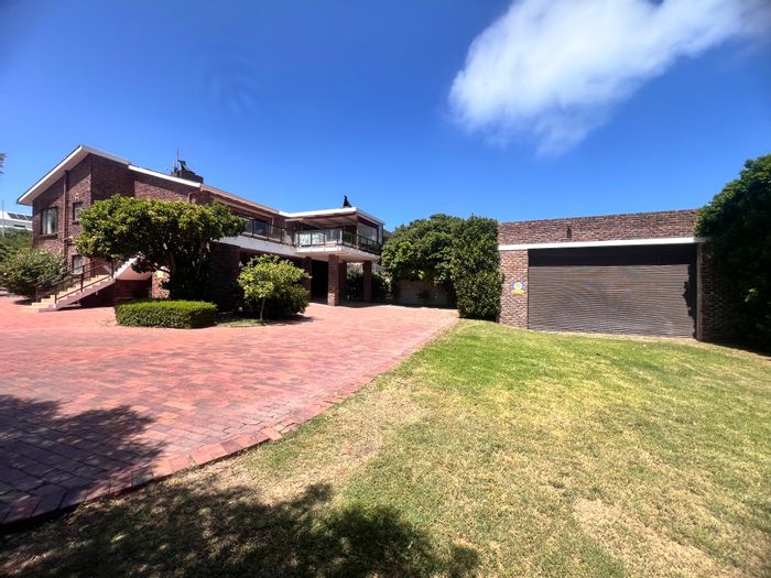 Middedorp House For Sale: 6 Bedrooms, 4 Bathrooms, 72 sqm Boat Garage.