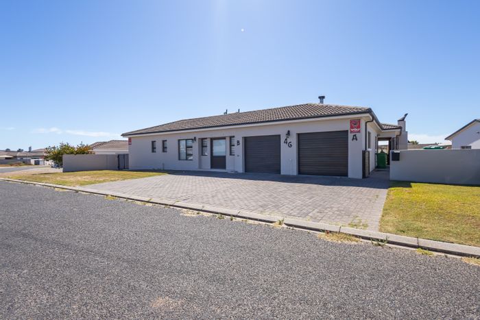 Dual-living house for sale in Country Club with separate entrances and gardens.