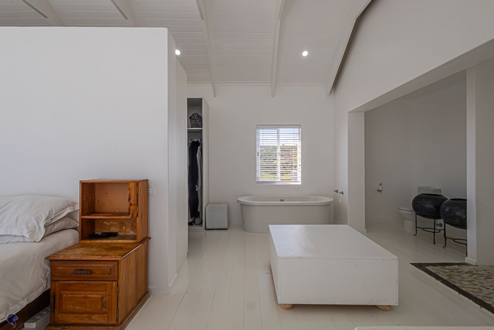 Upstairs Main Bedroom 1