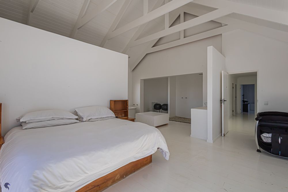 Upstairs Main Bedroom 1