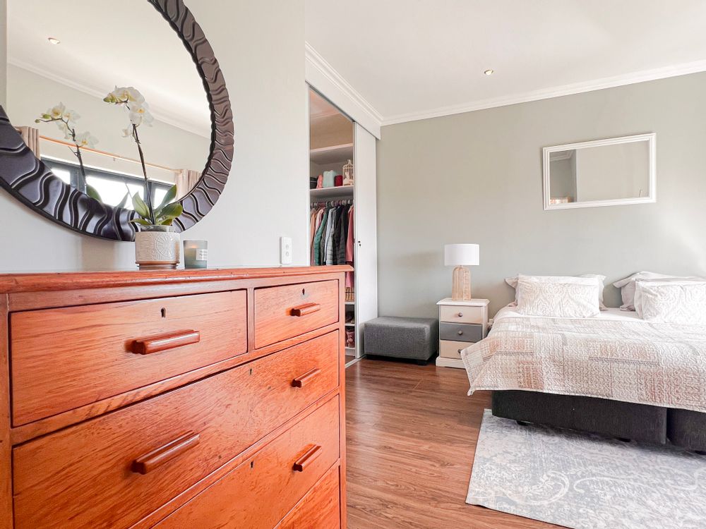 Main Bedroom (Upstairs)