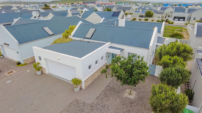 For Sale: 3-bedroom house in Laguna with braai room and spacious double garage.
