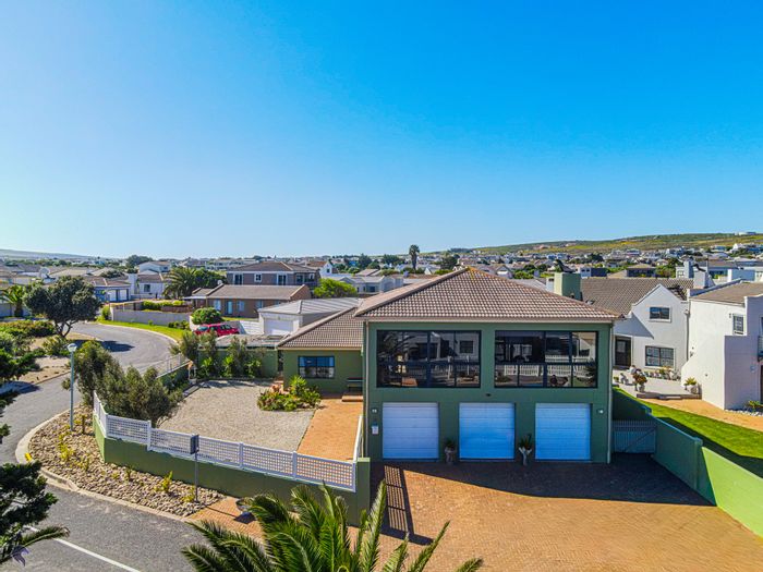 For Sale: Entertainer's house in Country Club with bar, pond, and triple garage.