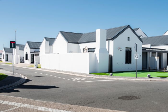 Laguna House For Sale: 2 Bedrooms, garage, near Curro, low-maintenance living.