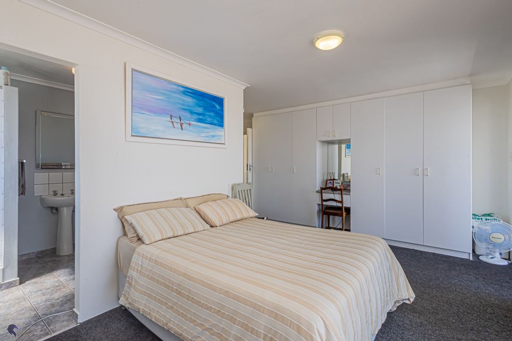 Main Bedroom (Upstairs)