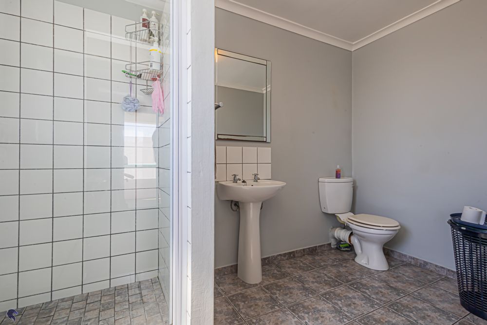 Main Bedroom En-Suite (Upstairs)