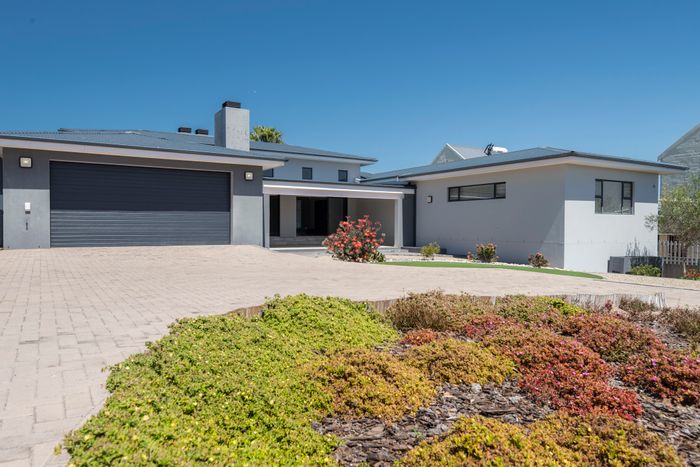 Myburgh Park House For Sale: Spacious open-plan living, indoor/outdoor braai, private setting.