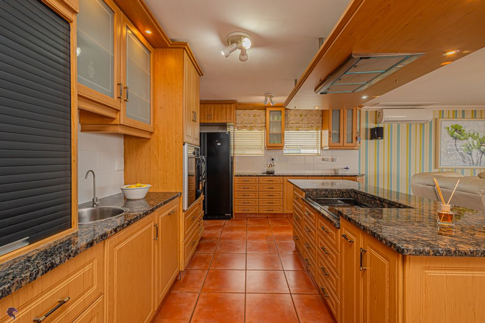 Kitchen (Upper Level)