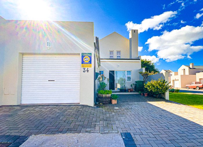 Villa Diamante House For Sale: 3 Bedrooms, indoor braai, garage, low maintenance.