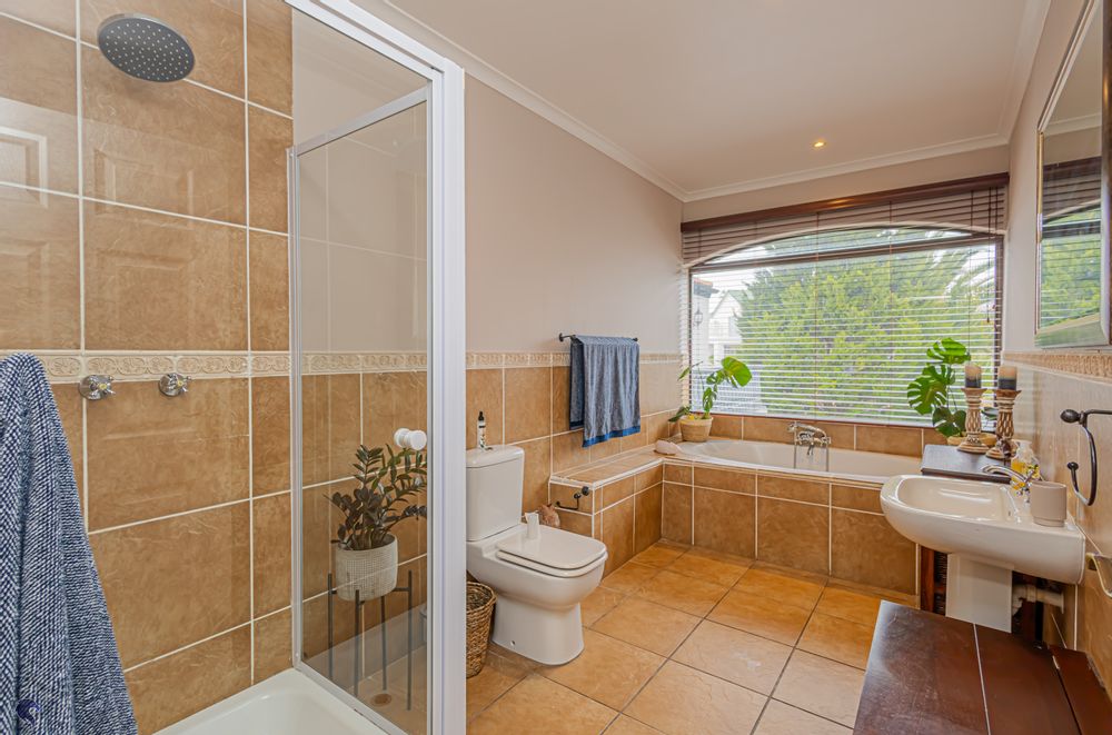 Bathroom 1 (Shared) Upstairs