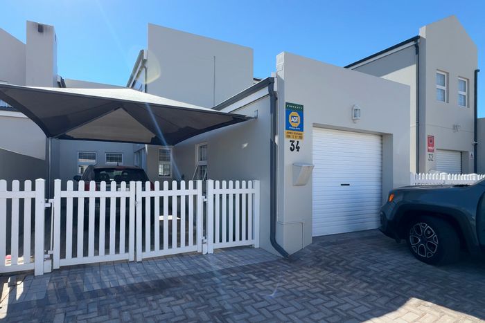 Villa Diamante House For Sale: 3 bedrooms, open-plan living, private balcony, secure parking.