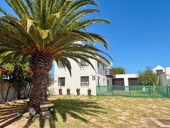 For Sale: Family House in Country Club with Lagoon Views, Braai Room, Pool Access.