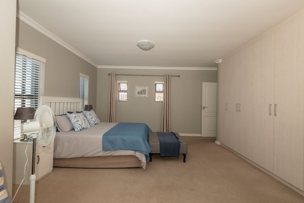 Upstairs oversized bedroom (bedroom 3)