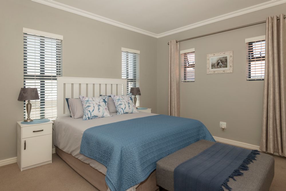 Upstairs oversized bedroom (bedroom 3)