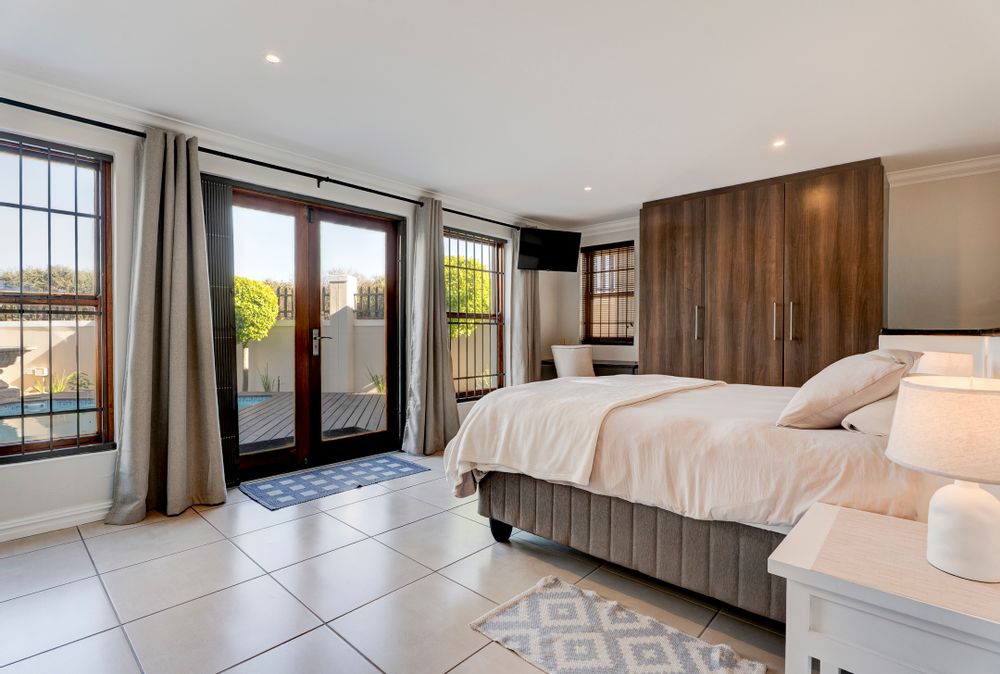 Below Ground level bed - onto pool