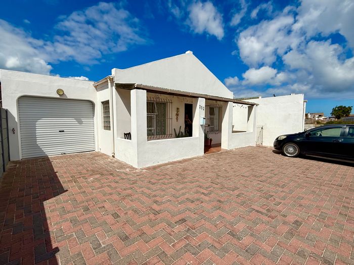 Langebaan North House For Sale: 3 Bedrooms, lagoon proximity, ample parking, en-suite.