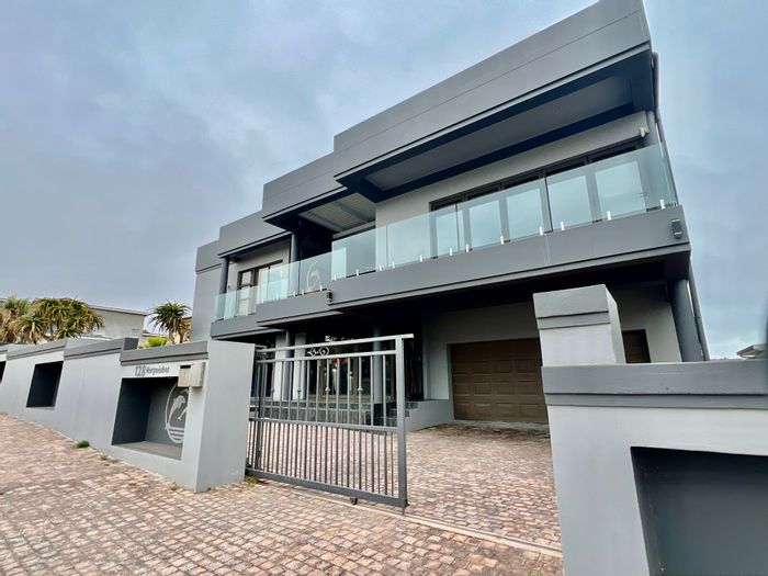 Spacious dual-family house in Myburgh Park with multiple kitchens and entertainment areas. For Sale.