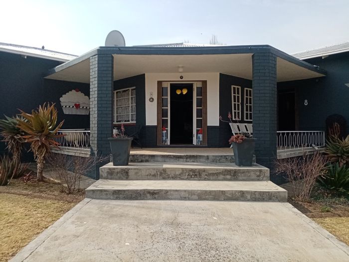 House for Sale in Parys Central: 3 beds, flatlet, garden, double garage.